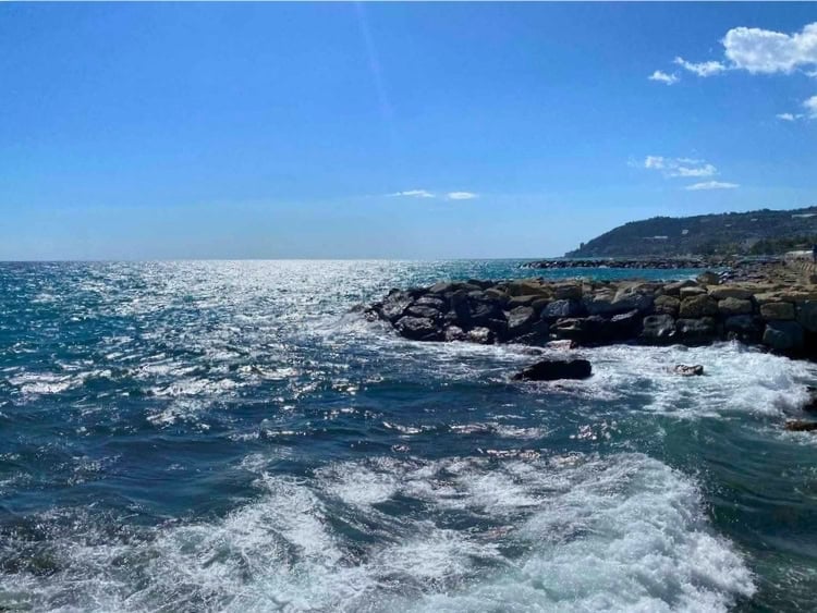 Tranquil moment at Sanremo’s seaside. Photo by Huyen Tran