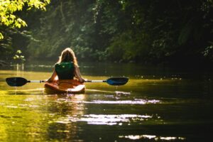 Woman kayaking in Costa Rica. Photo by Filip Mroz, Unsplash