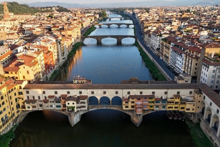 Ponte Vecchio and the Arno River in Florence, Italy. Photo by Manousos Kampanellis, Pexels