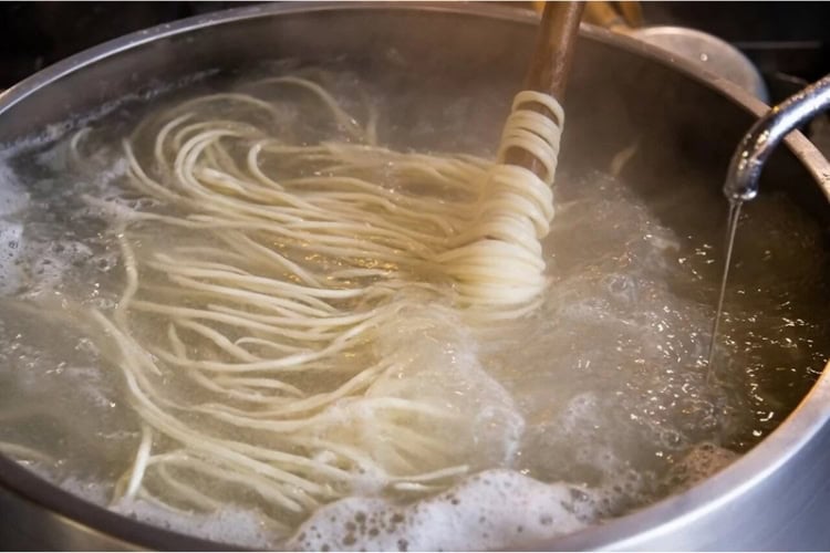 Boiling Sanuki udon noodles. Photo courtesy of Kagawa Prefecture Tourism Association