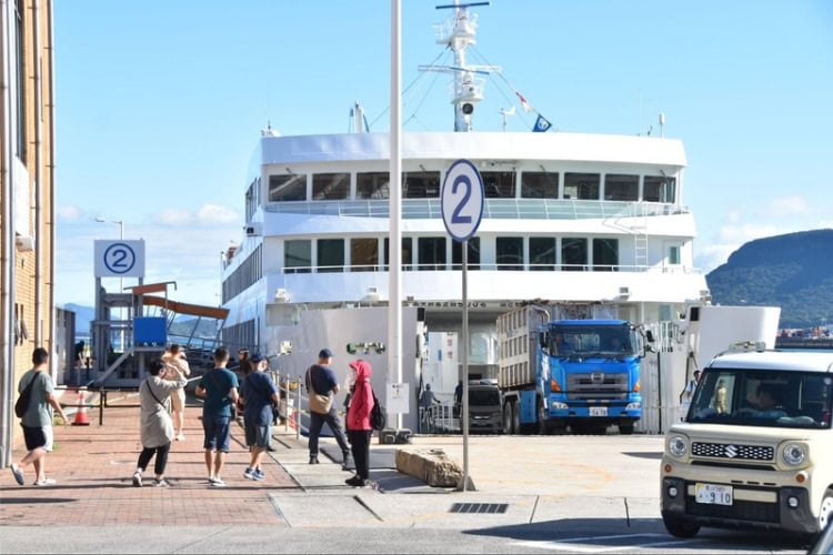 Takamatsu Port, where ferries depart for numerous small islands. Photo by Masayoshi Sakamoto