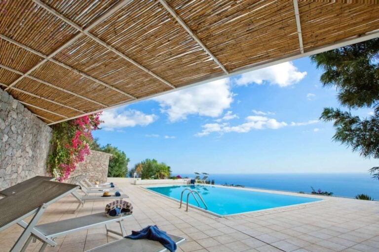 Pool overlooking the ocean. Photo courtesy of VillaTravellers.com