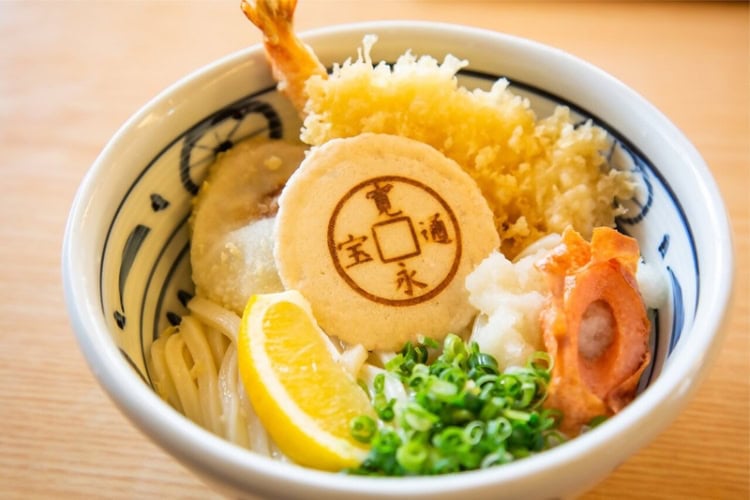 Sanuki udon topped with popular ingredients such as chikuwa and shrimp tempura. Photo courtesy of Kagawa Prefecture Tourism Association