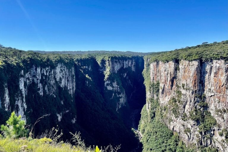 One of the viewpoints at the end of Trilha do Cotovelo, overlooking Itaimbezinho Canyon. Photo by Ellen Carter