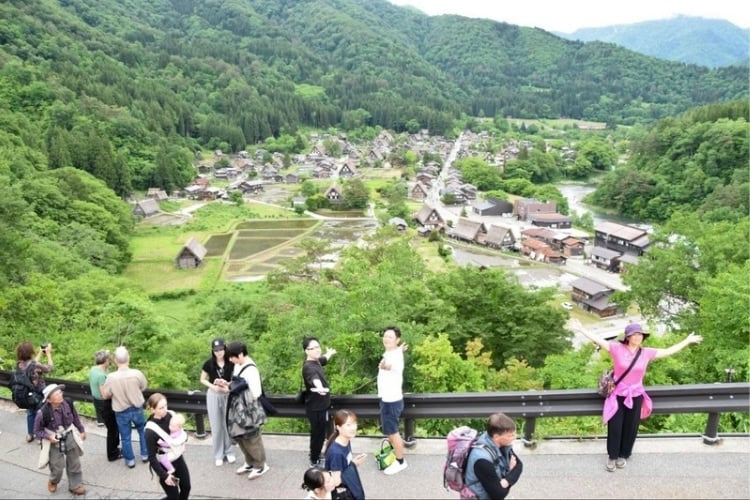View from the observation deck in Shirakawa-go village. Photo by Masayoshi Sakamoto